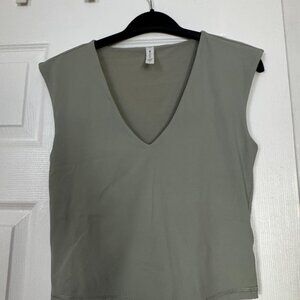 ATHLETA V NECK SLEEVELESS CROP TOP SIZE S